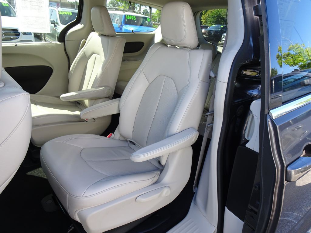 2017 Chrysler Pacifica Image 13