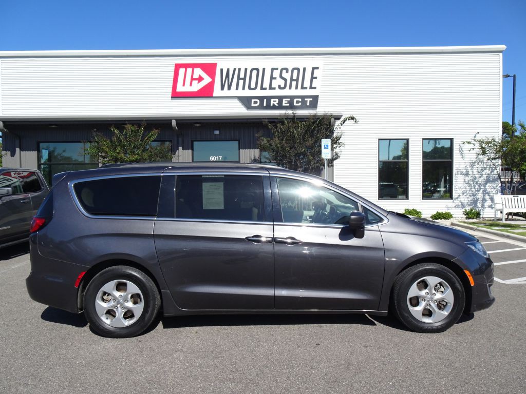 2017 Chrysler Pacifica Image 1