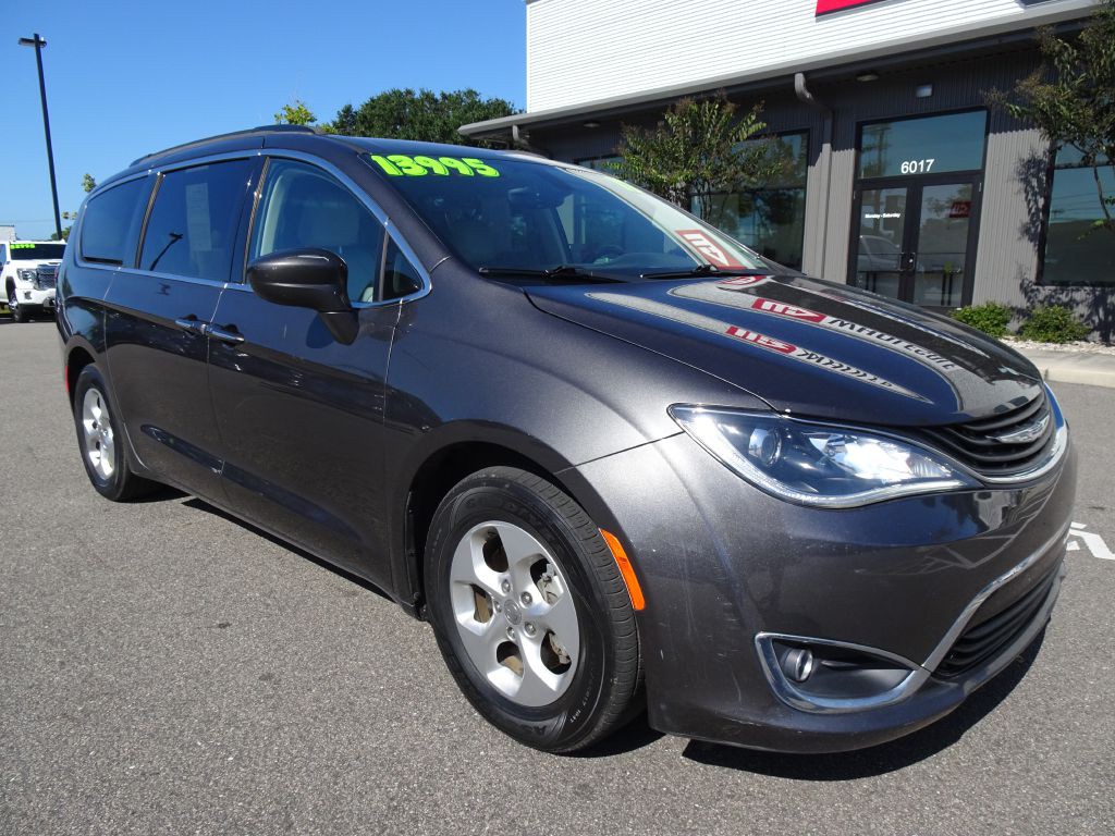 2017 Chrysler Pacifica Image 2