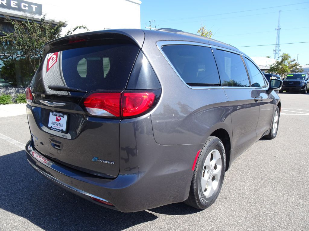2017 Chrysler Pacifica Image 3