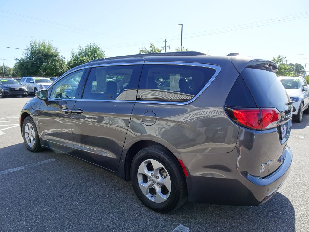 2017 Chrysler Pacifica Image 5