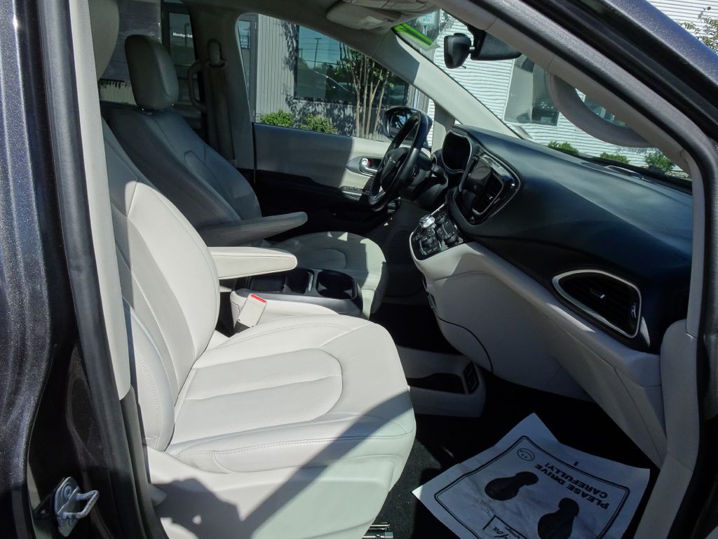 2017 Chrysler Pacifica Image 16