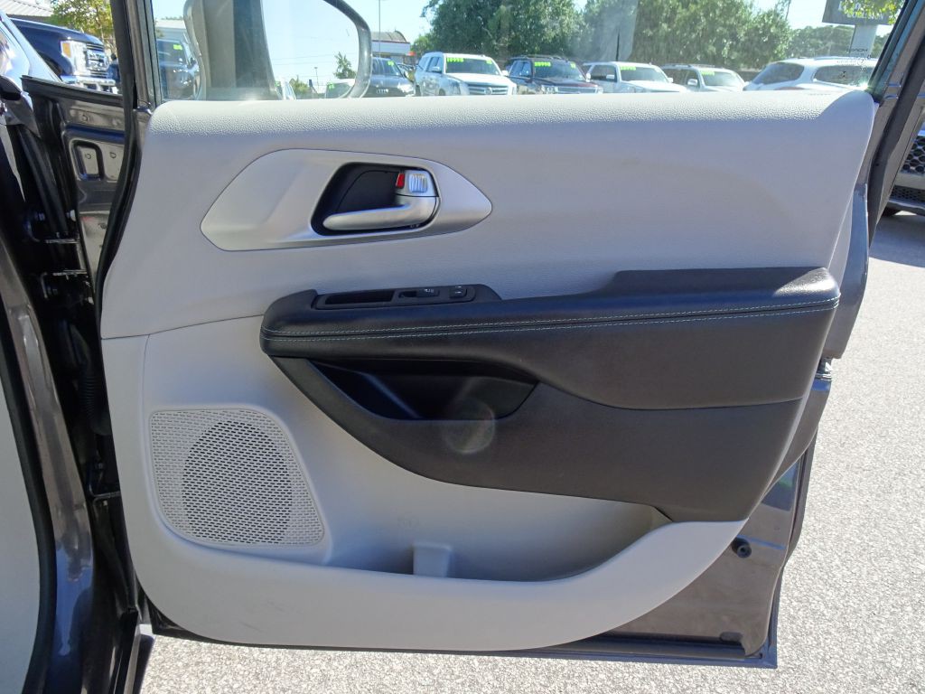2017 Chrysler Pacifica Image 17