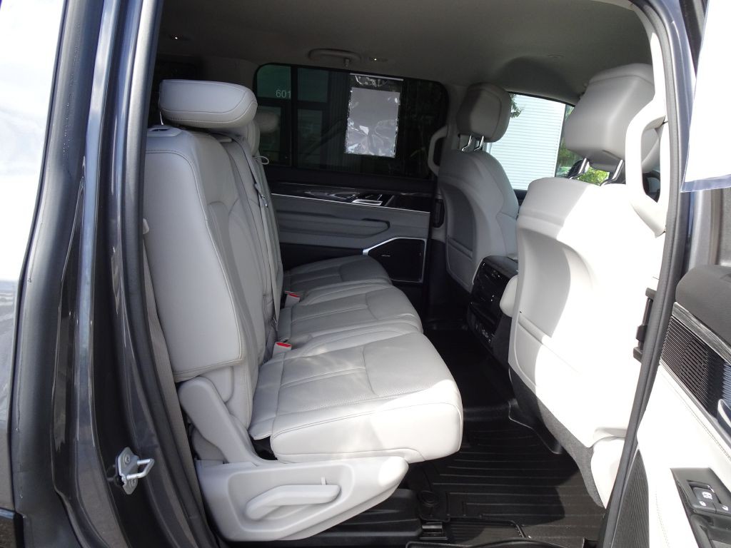 2022 Jeep Wagoneer Image 19