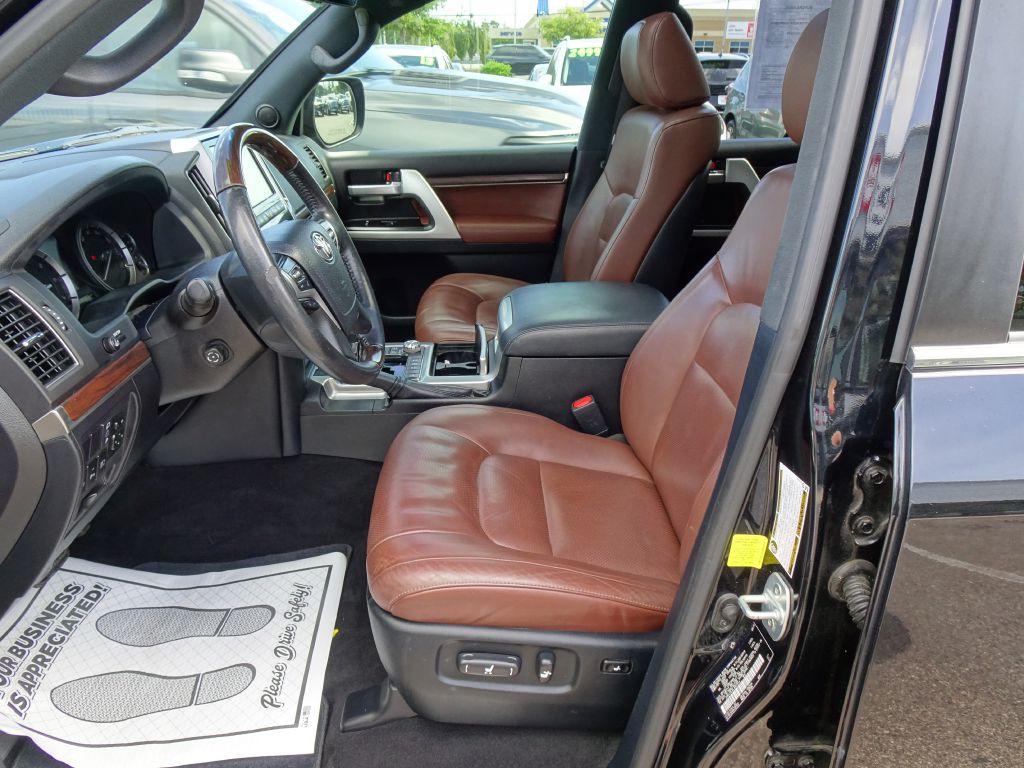 2020 Toyota Land Cruiser Image 9