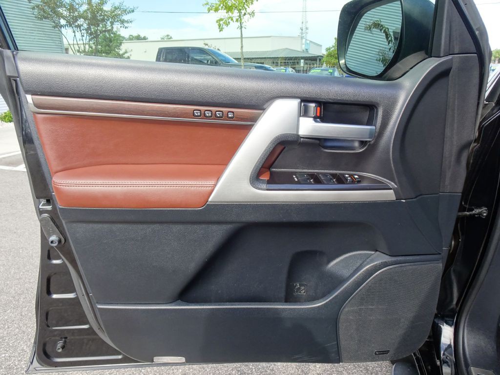 2020 Toyota Land Cruiser Image 11