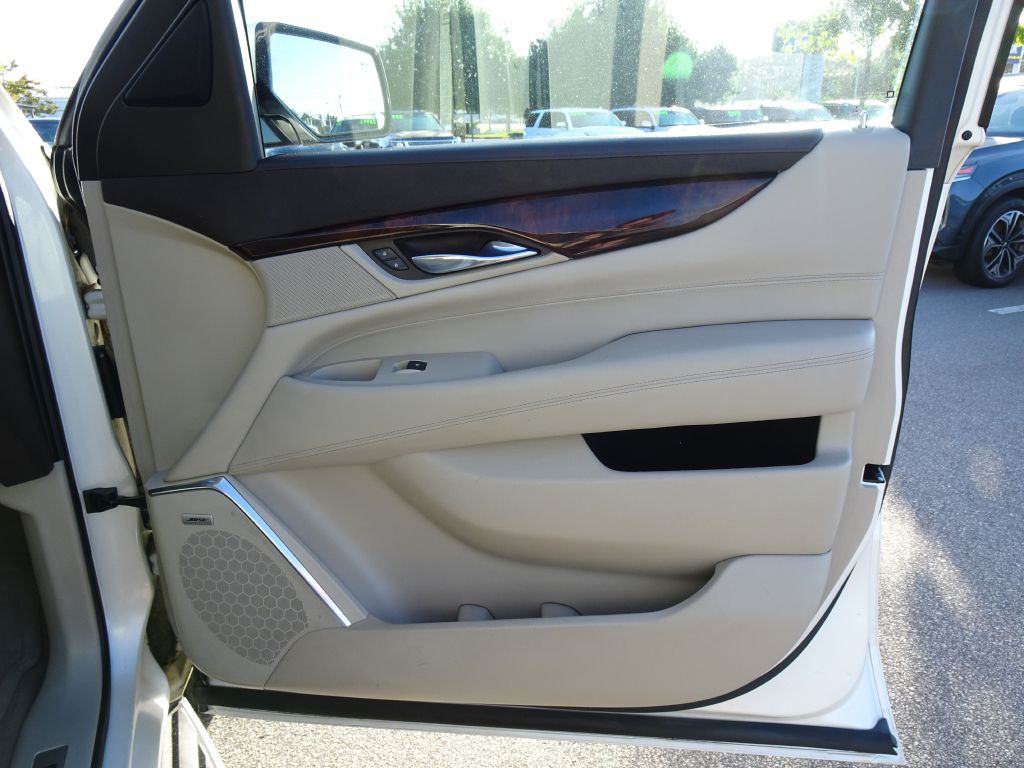 2015 Cadillac Escalade Image 17
