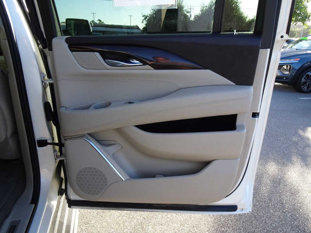 2015 Cadillac Escalade Image 19