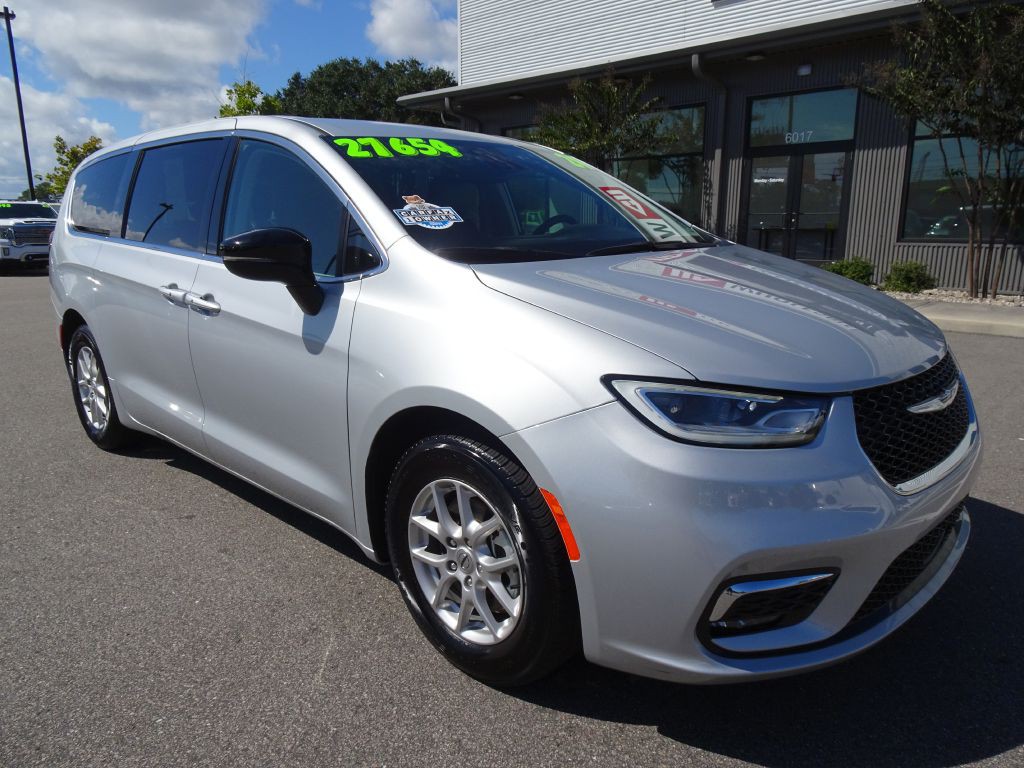 2024 Chrysler Pacifica Image 2