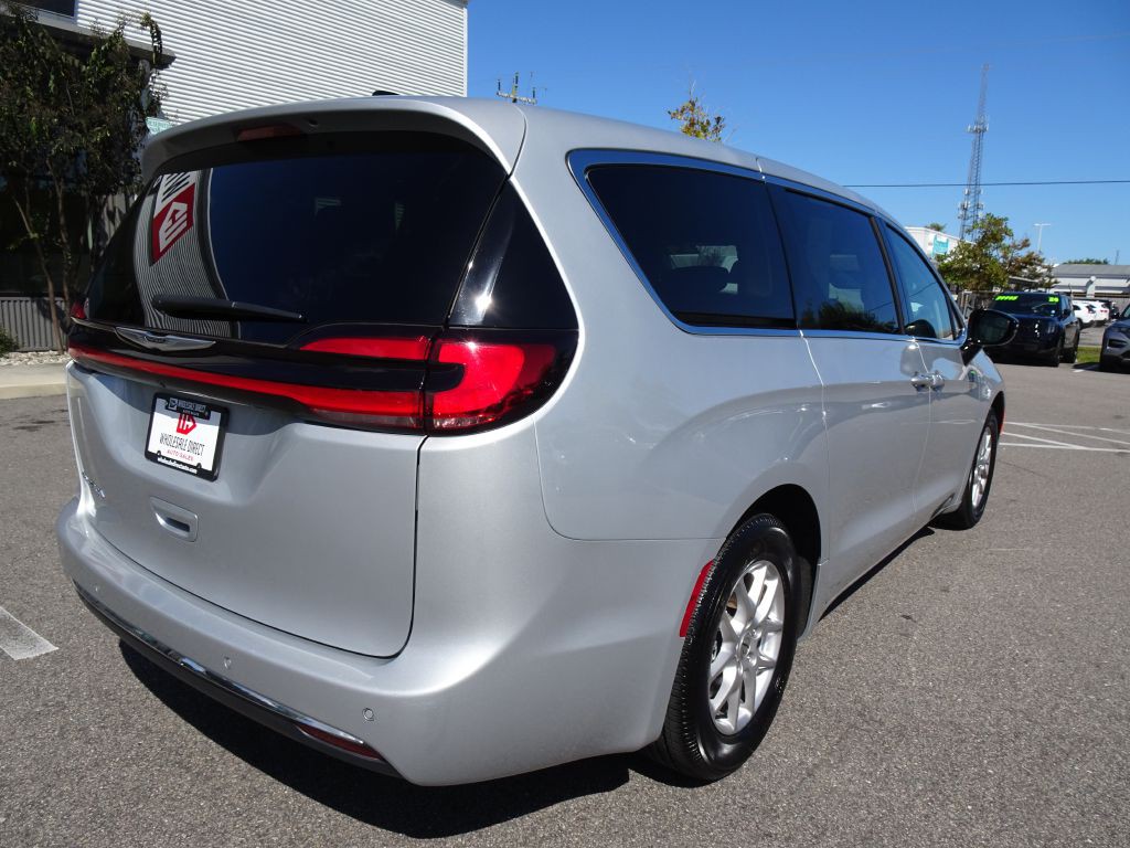 2024 Chrysler Pacifica Image 3