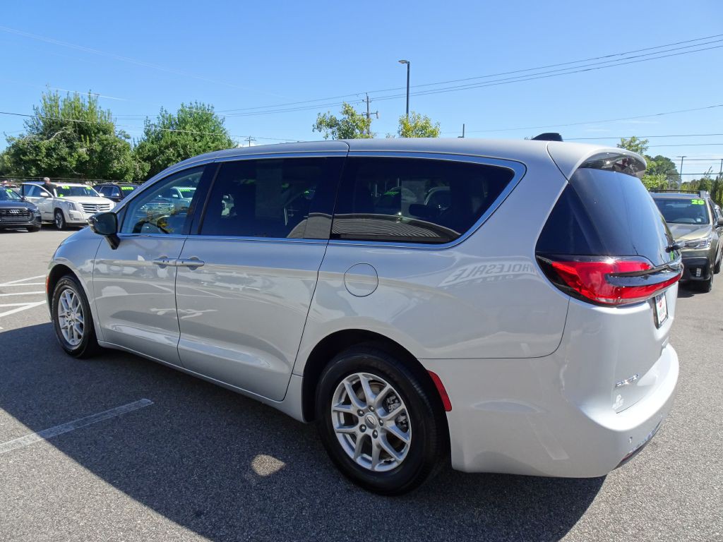 2024 Chrysler Pacifica Image 5