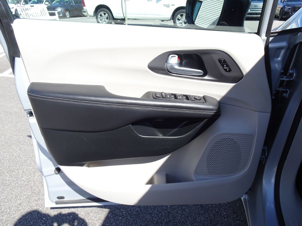 2024 Chrysler Pacifica Image 11