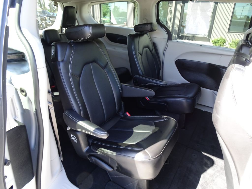 2024 Chrysler Pacifica Image 17