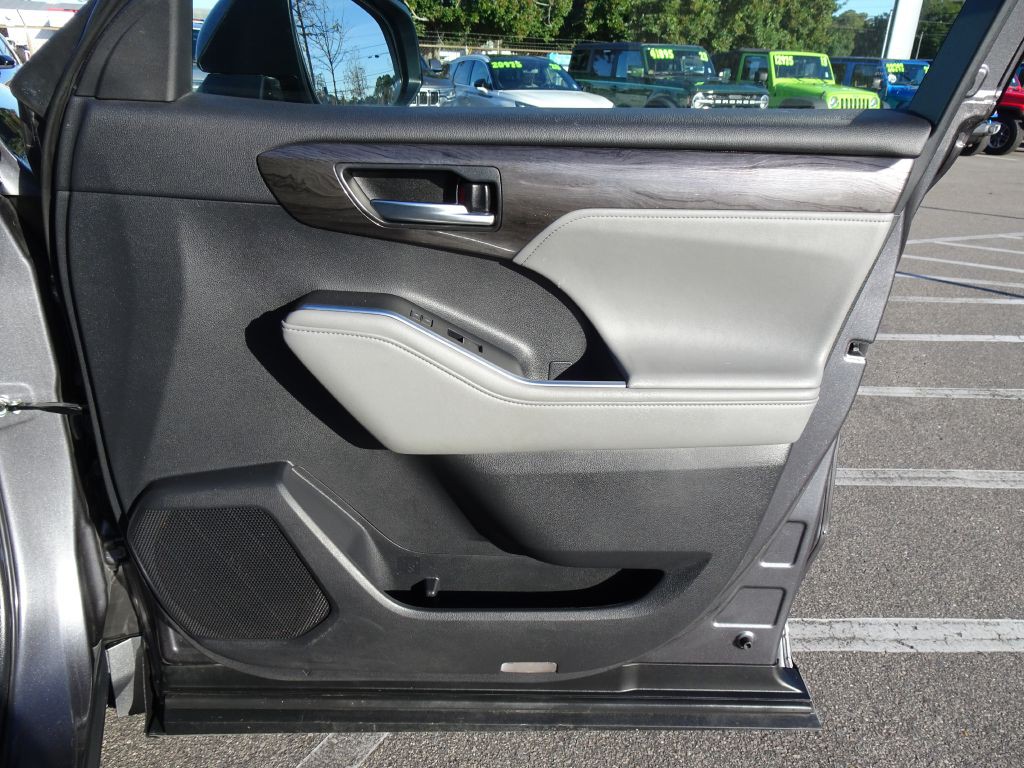 2021 Toyota Highlander Image 17