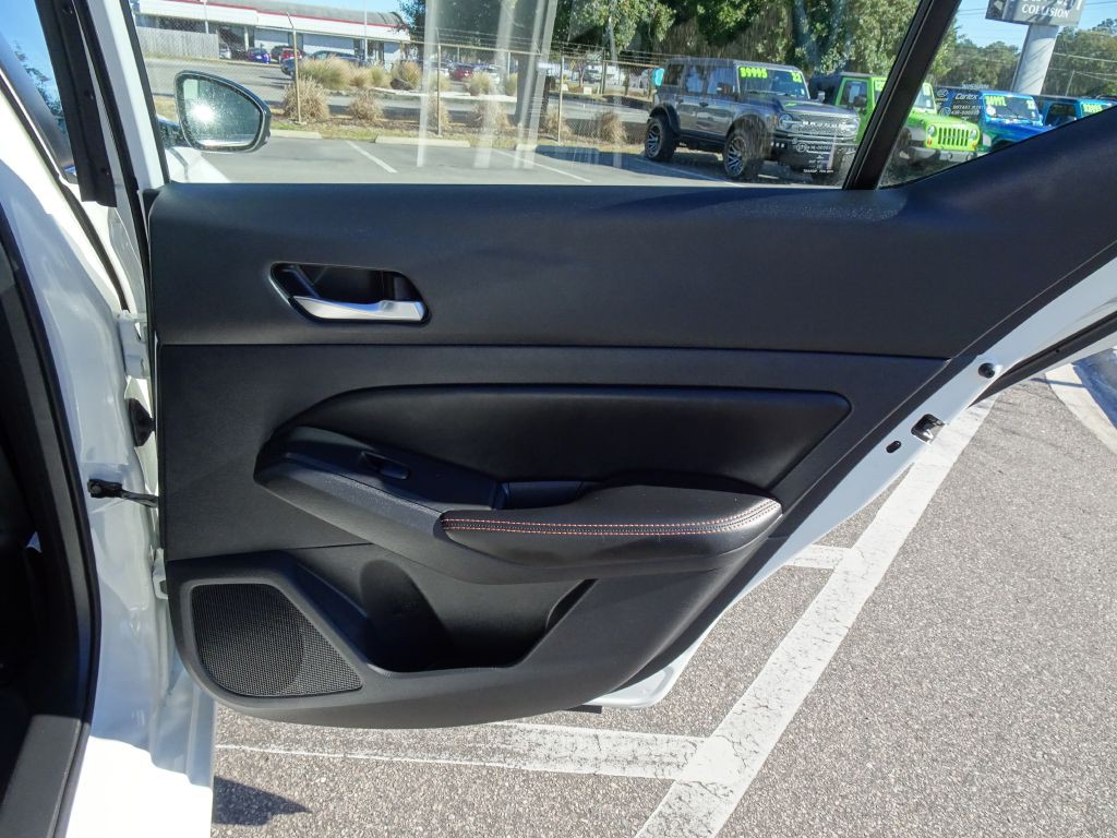 2022 Nissan Altima Image 17