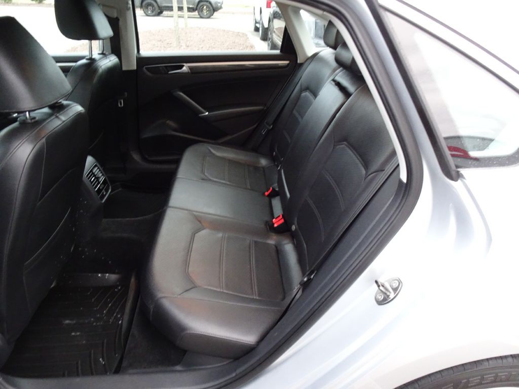 2017 Volkswagen Passat Image 13