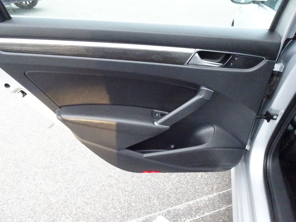 2017 Volkswagen Passat Image 14