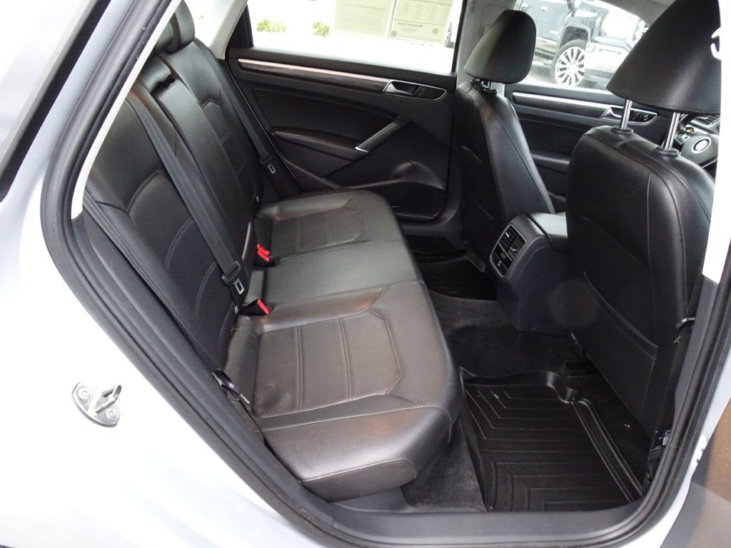 2017 Volkswagen Passat Image 17