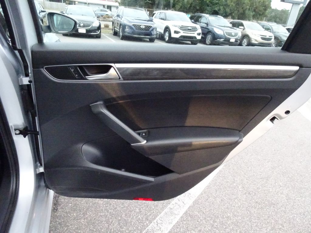 2017 Volkswagen Passat Image 18