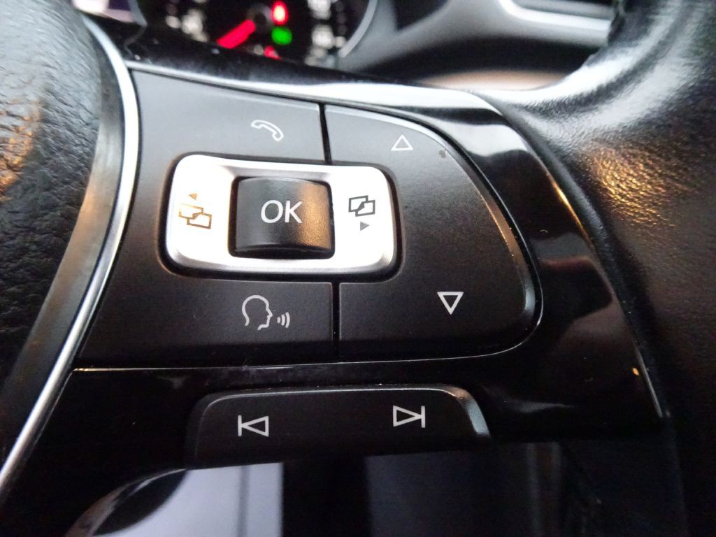 2017 Volkswagen Passat Image 25