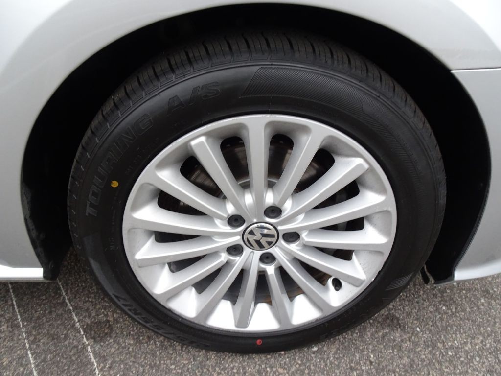 2017 Volkswagen Passat Image 30