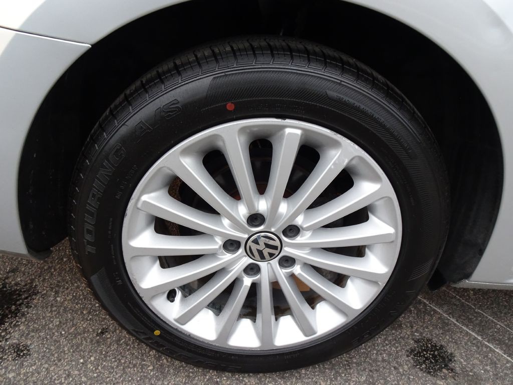 2017 Volkswagen Passat Image 32