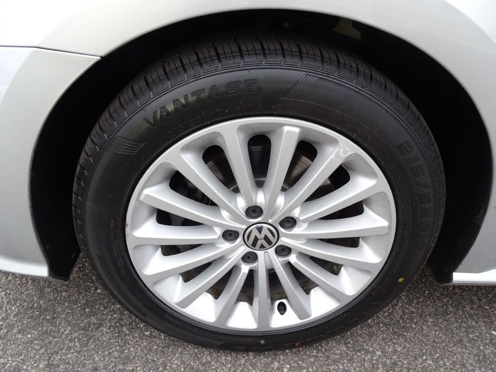 2017 Volkswagen Passat Image 36