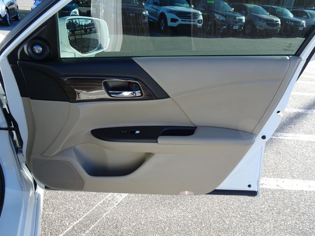 2017 Honda Accord Image 16