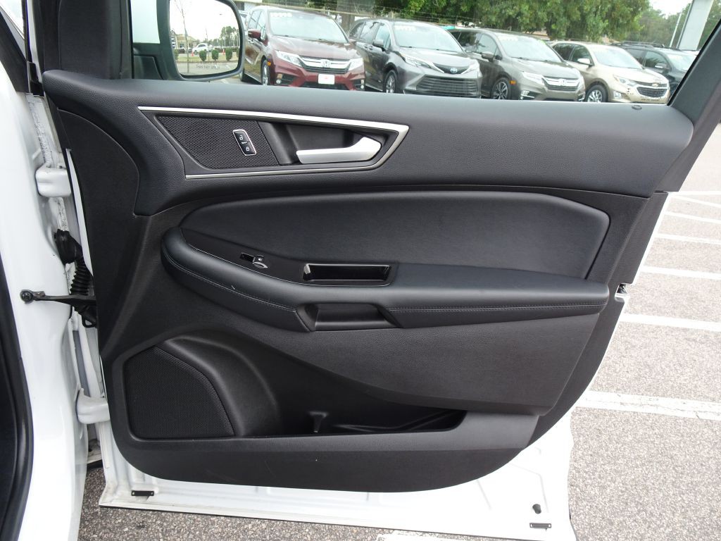 2017 Ford Edge Image 16