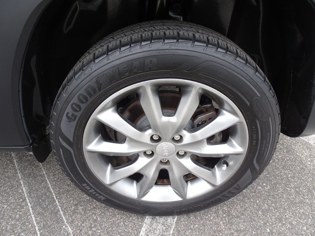 2017 Jeep Cherokee Image 35