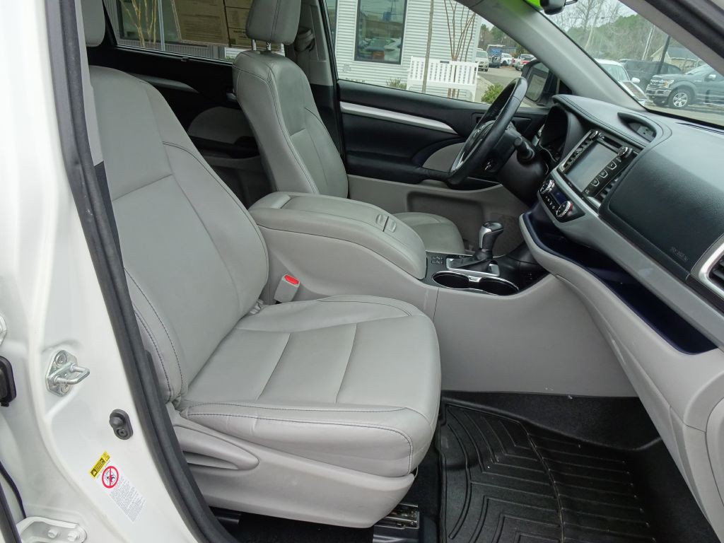 2015 Toyota Highlander Image 16