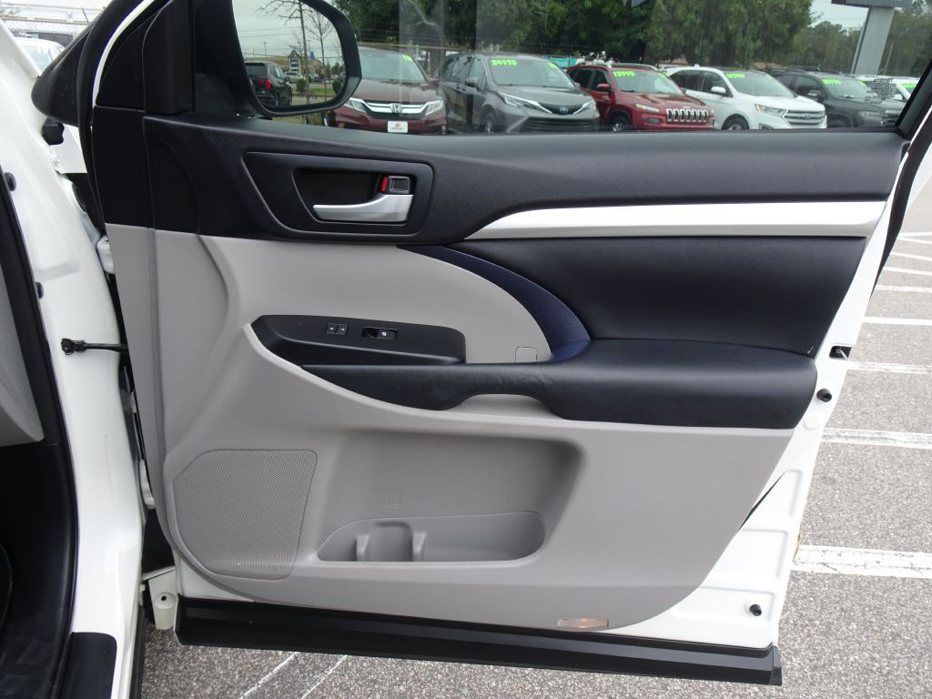 2015 Toyota Highlander Image 17