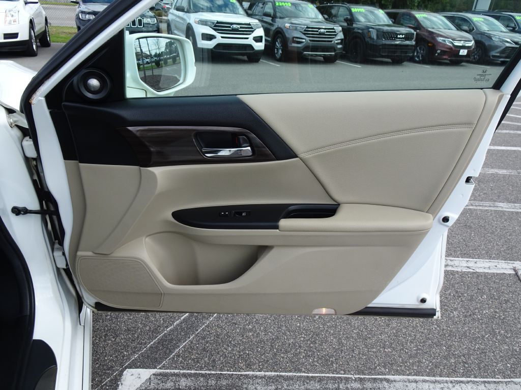 2017 Honda Accord Image 16