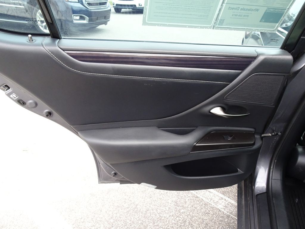 2019 Lexus ES Image 14