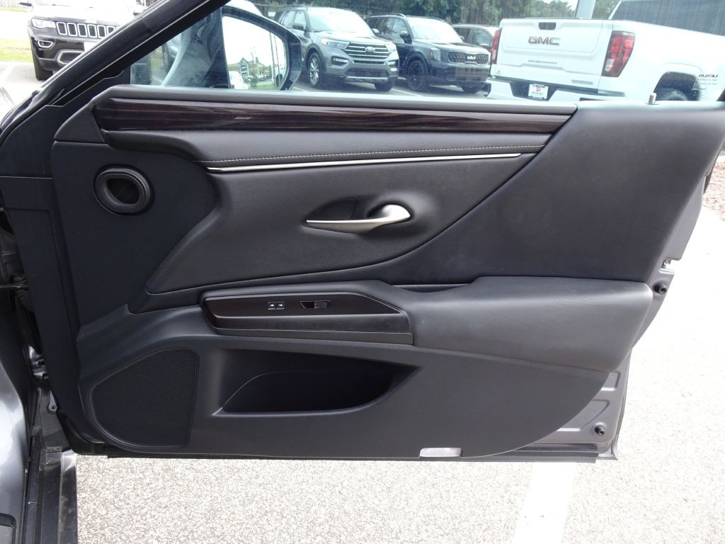 2019 Lexus ES Image 16