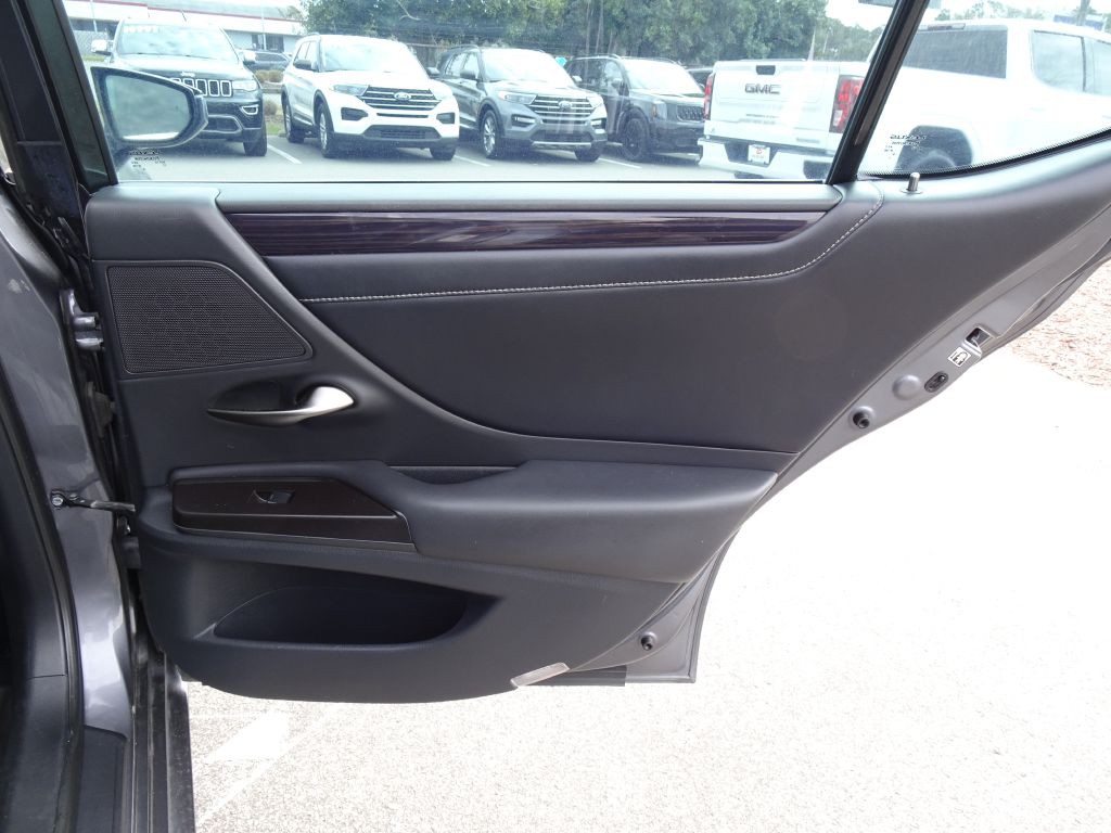 2019 Lexus ES Image 18