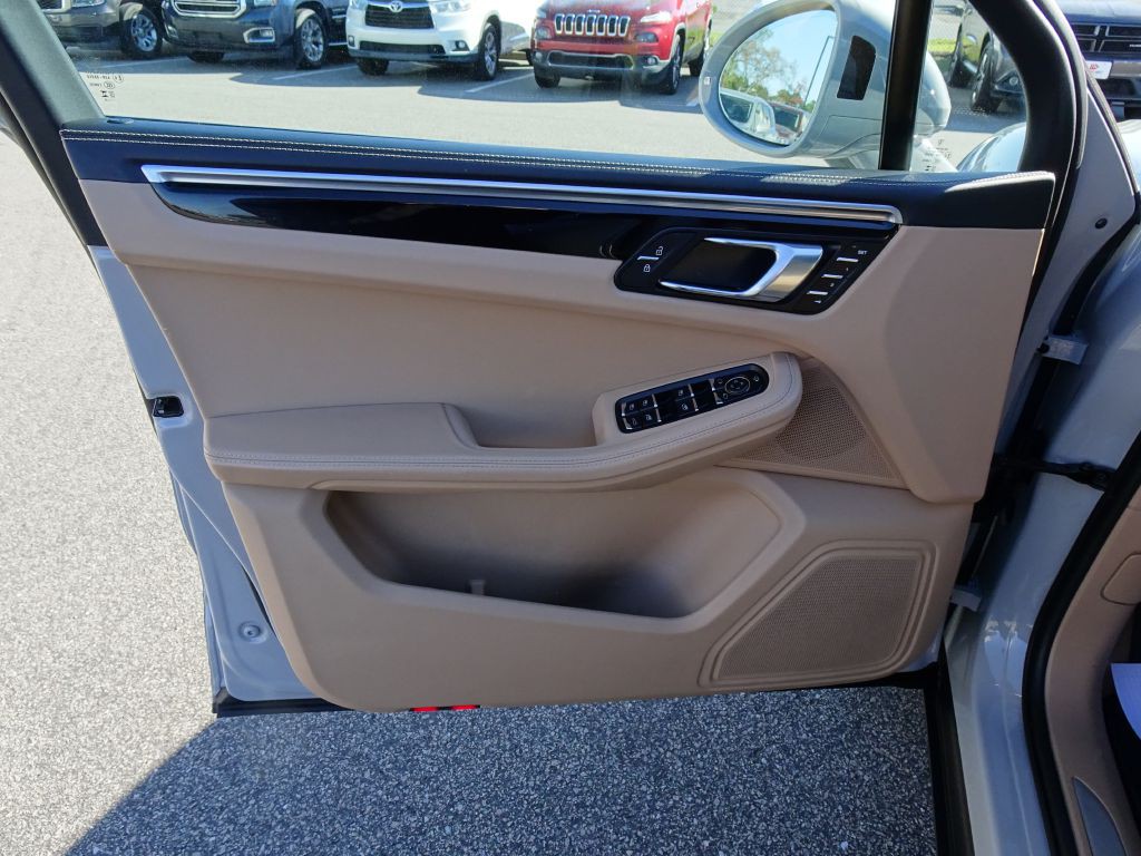 2023 Porsche Macan Image 10