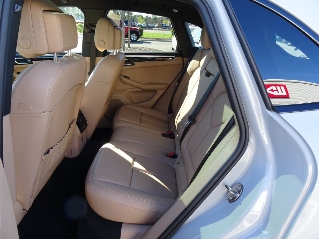 2023 Porsche Macan Image 12