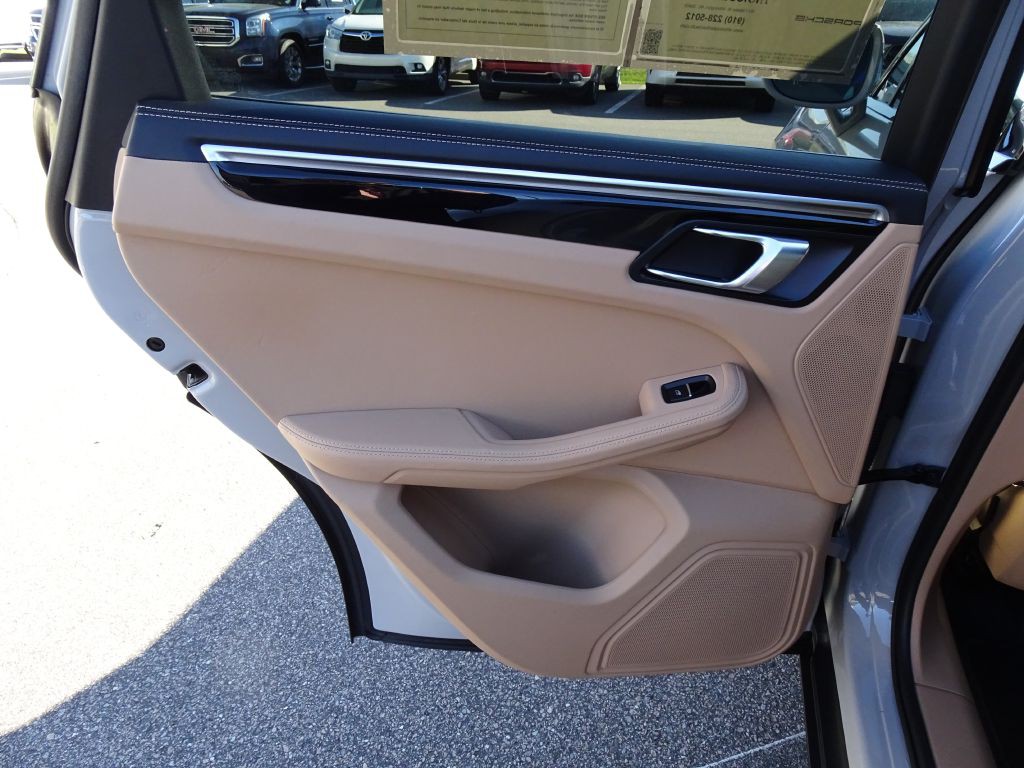 2023 Porsche Macan Image 13