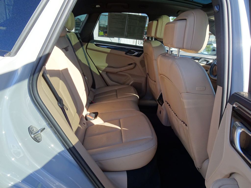 2023 Porsche Macan Image 16