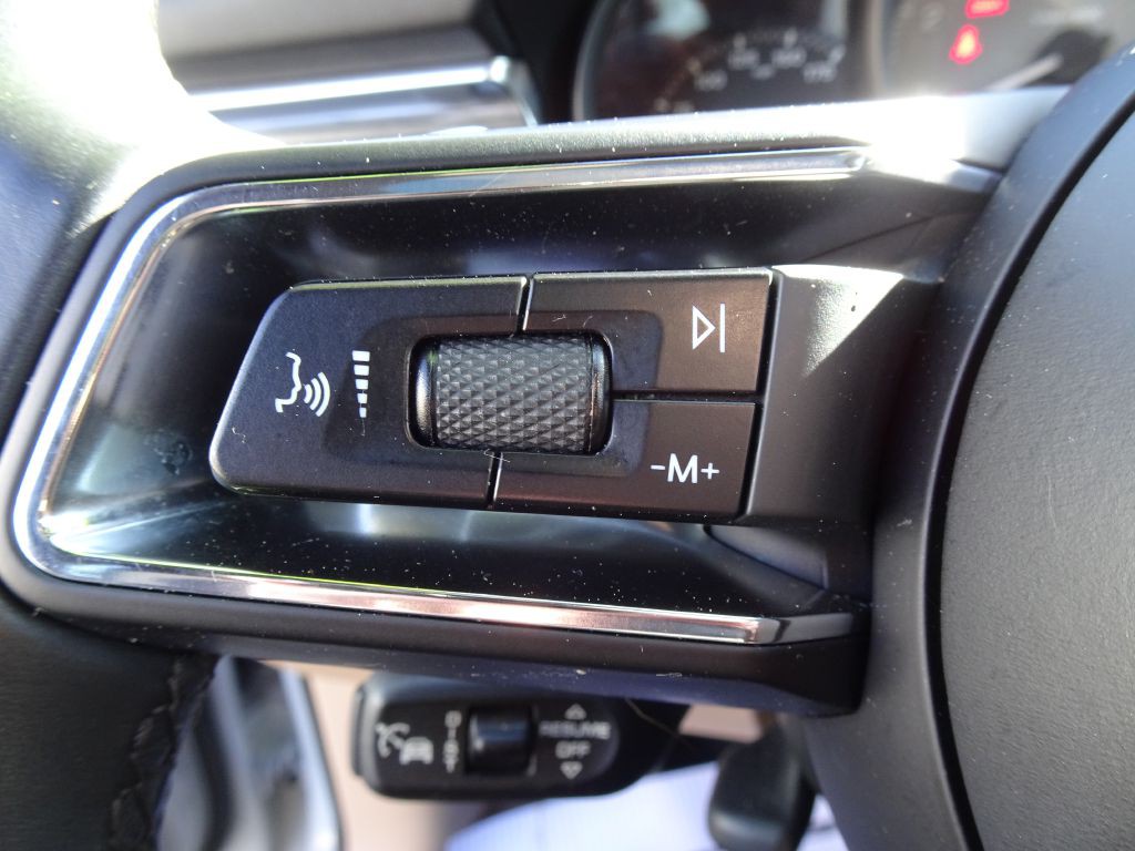 2023 Porsche Macan Image 25