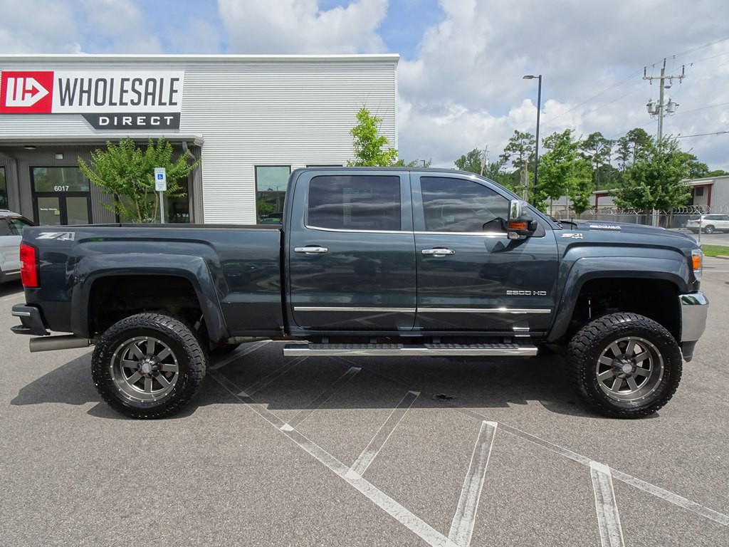 2018 GMC Sierra Image 2