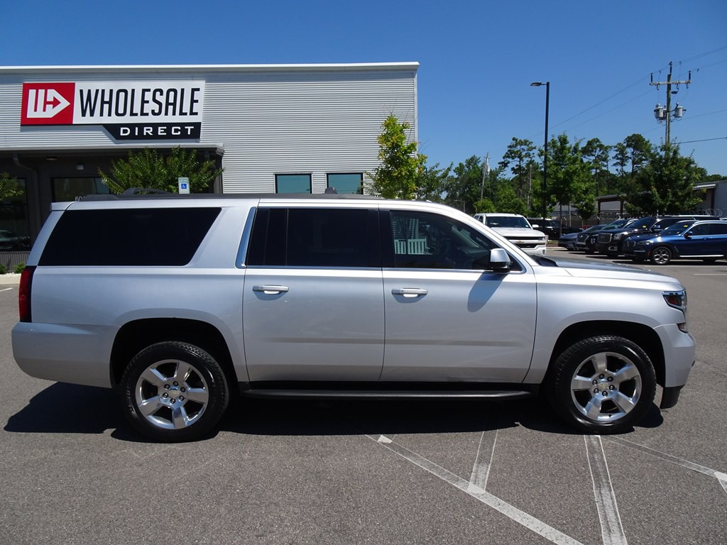 2018 Chevrolet Suburban Image 2
