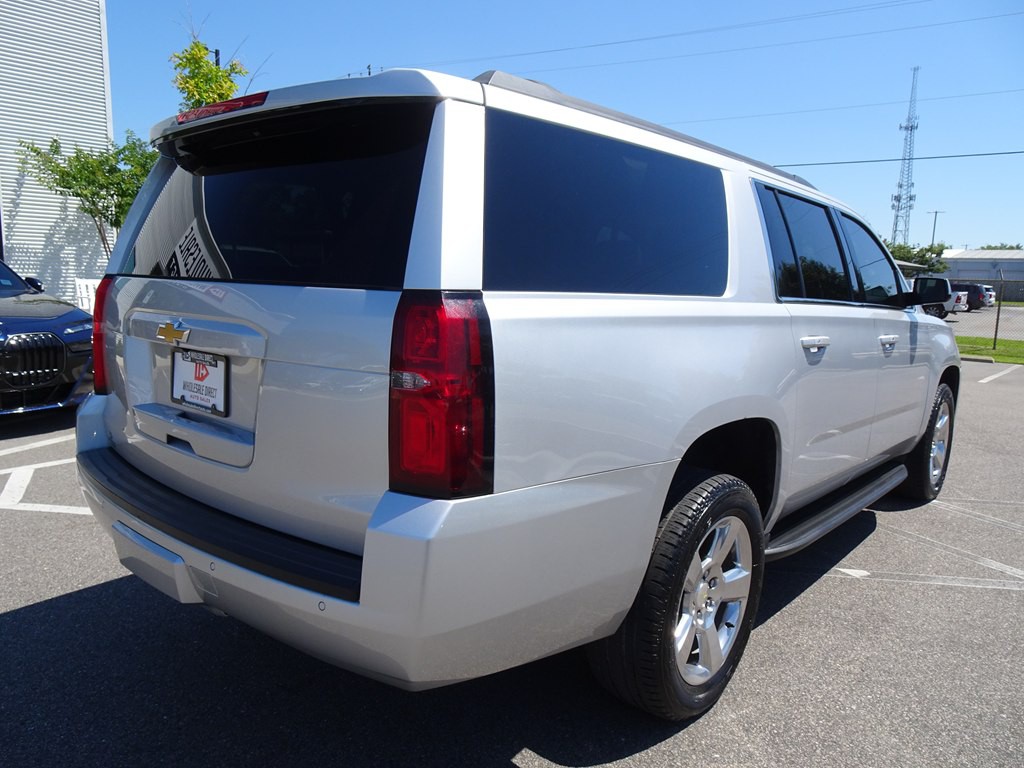 2018 Chevrolet Suburban Image 3