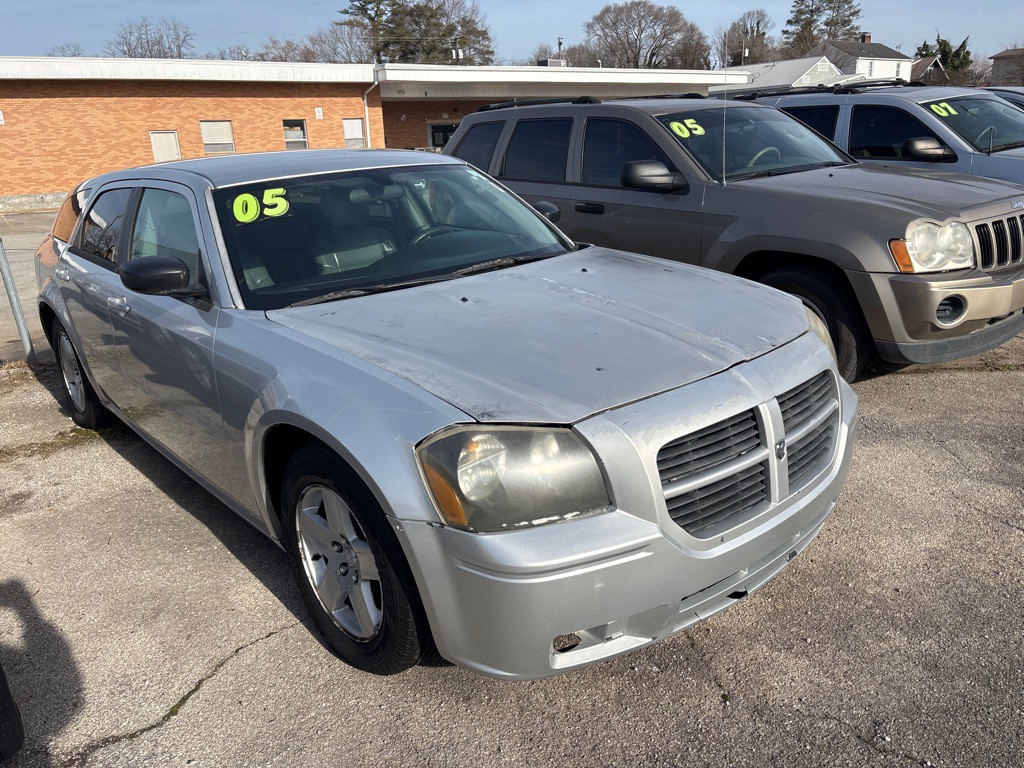 2005 Dodge Magnum Image 2