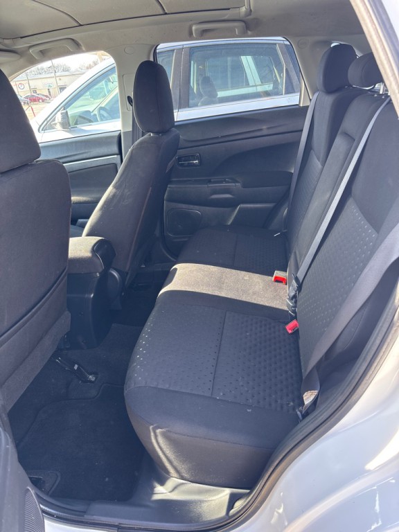 2012 Mitsubishi Outlander Image 4