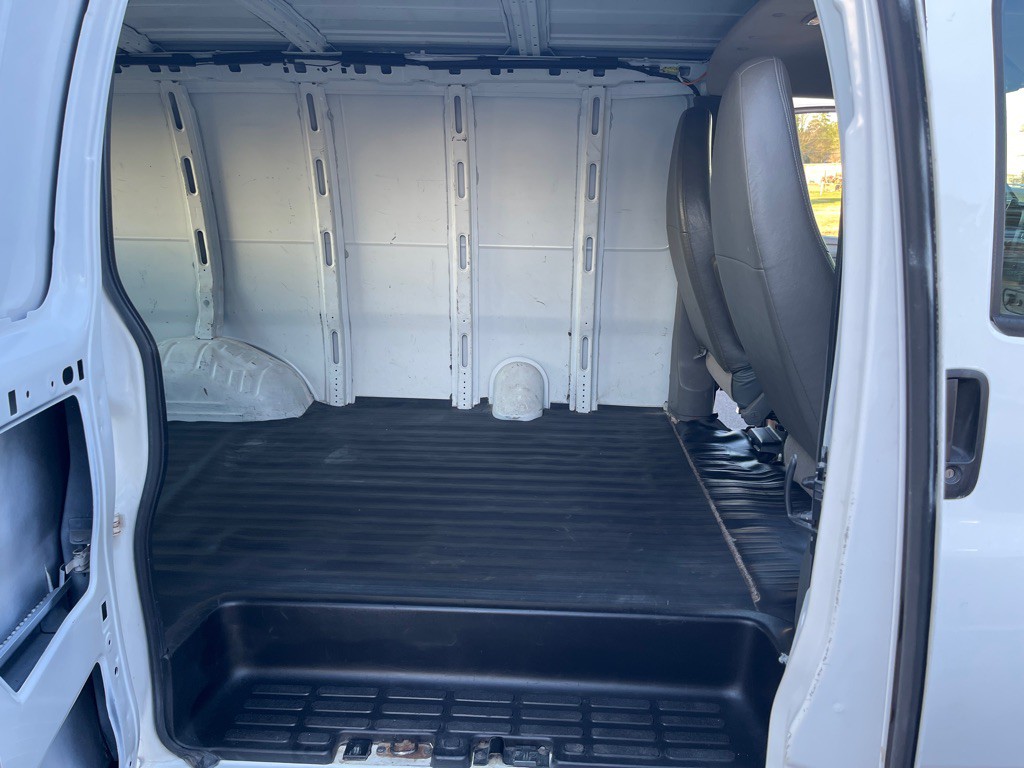 2014 Chevrolet Express Image 17
