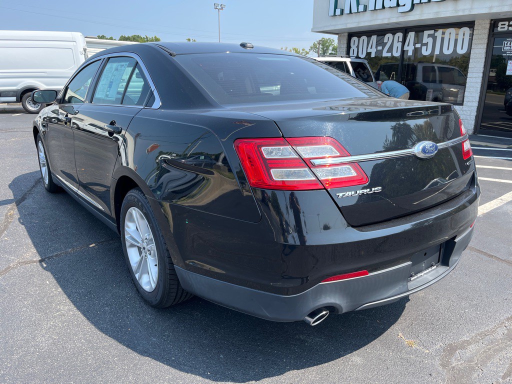2017 Ford Taurus Image 8