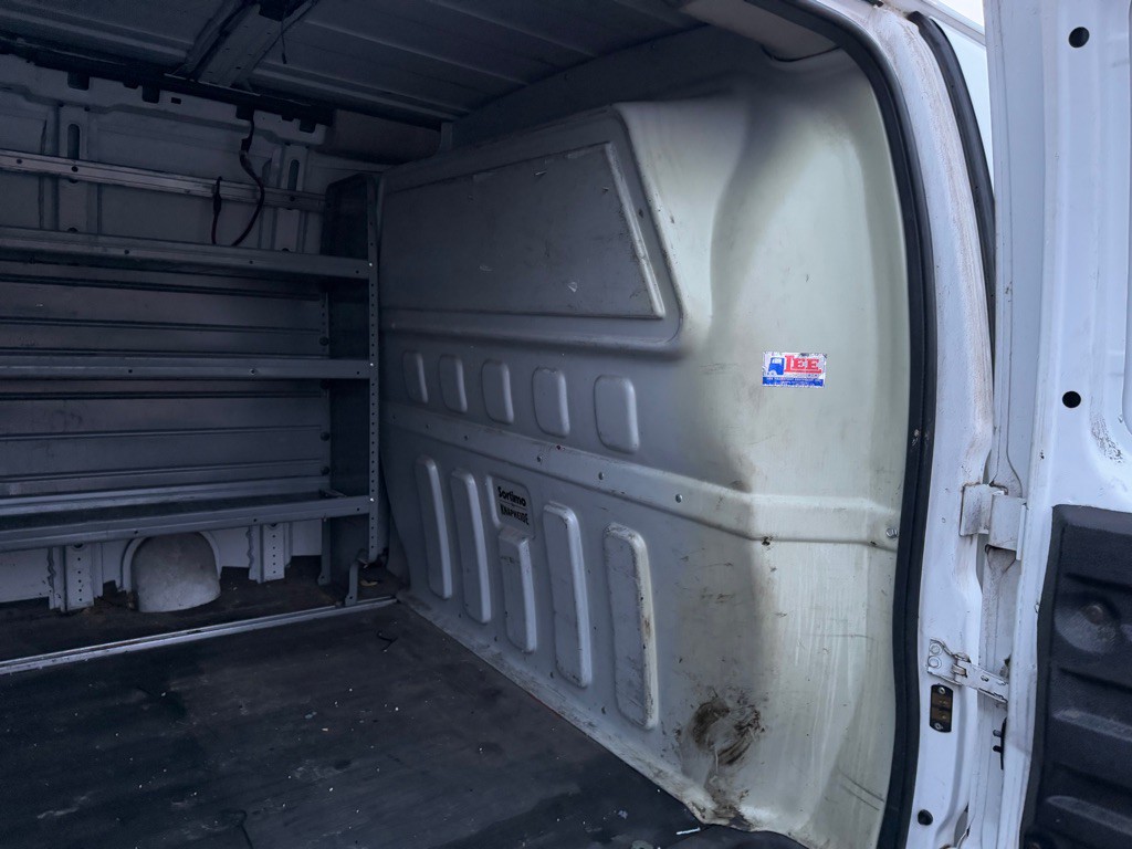 2016 Chevrolet Express Image 18