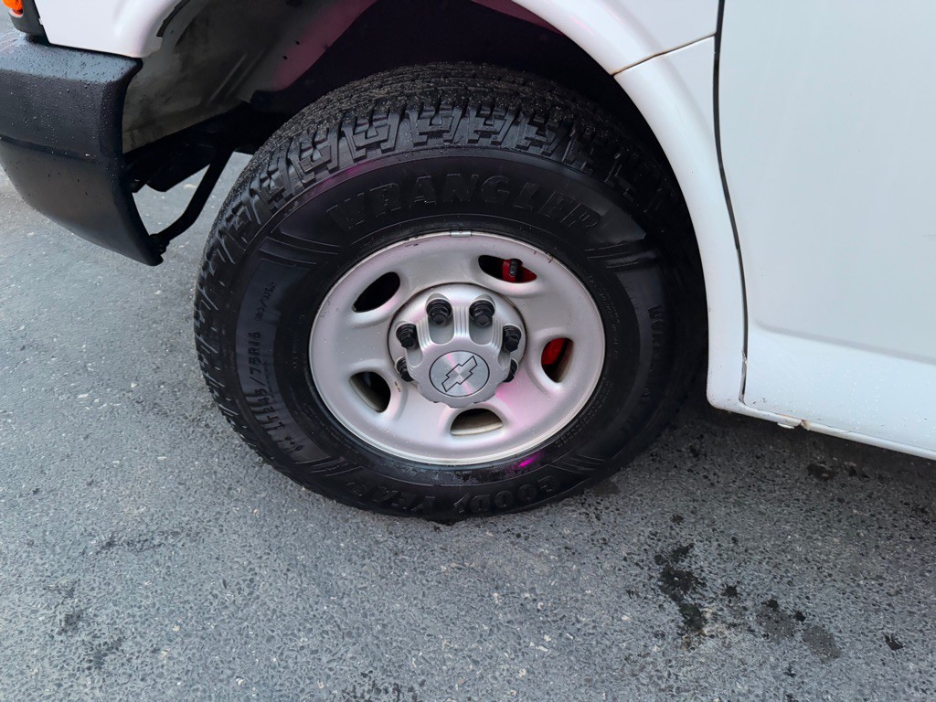 2016 Chevrolet Express Image 40